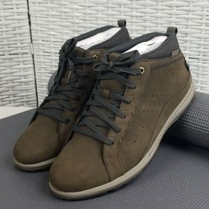 three passes chukka leather